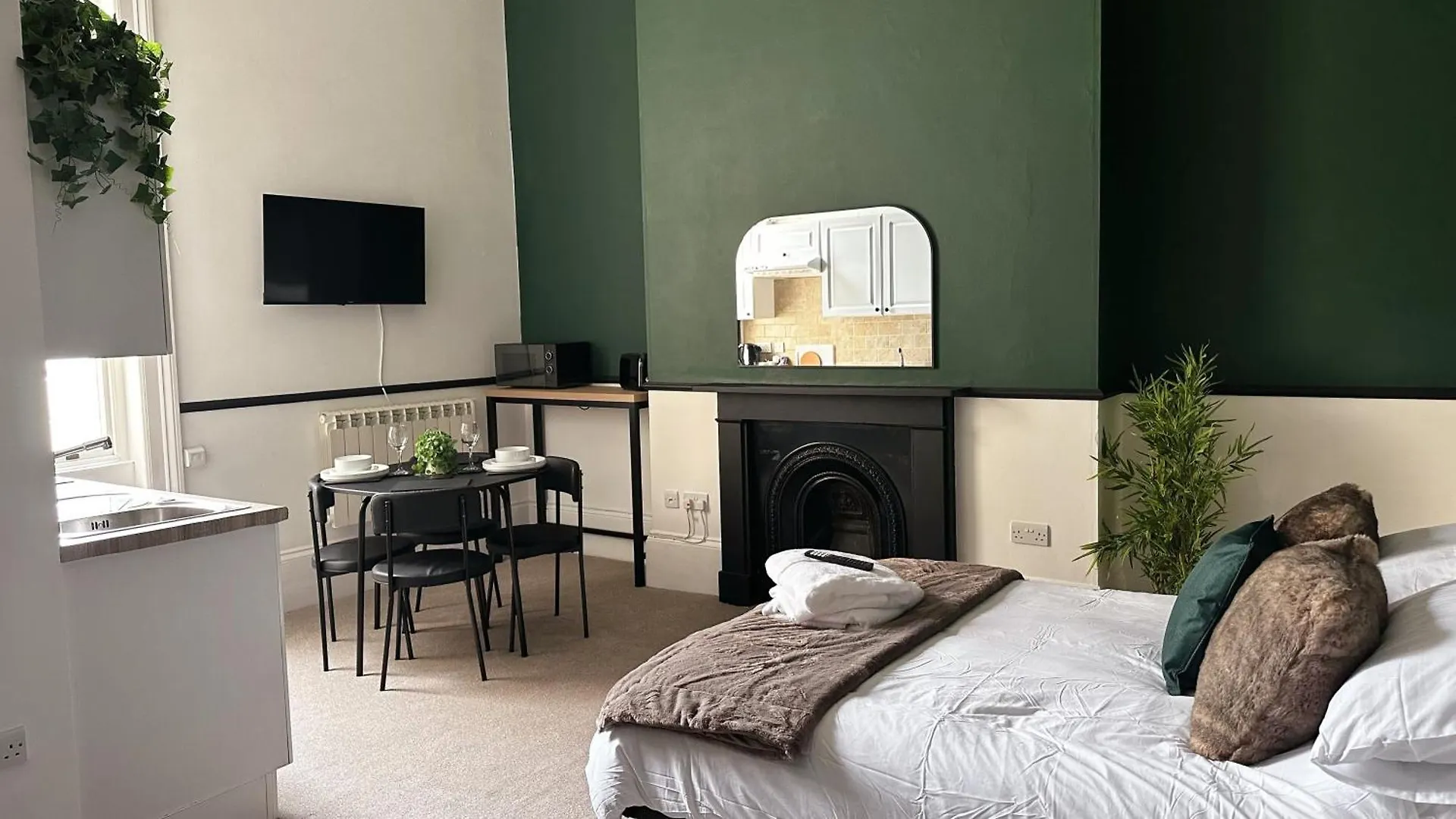 Studio Apartment - The Emerald Cheltenham