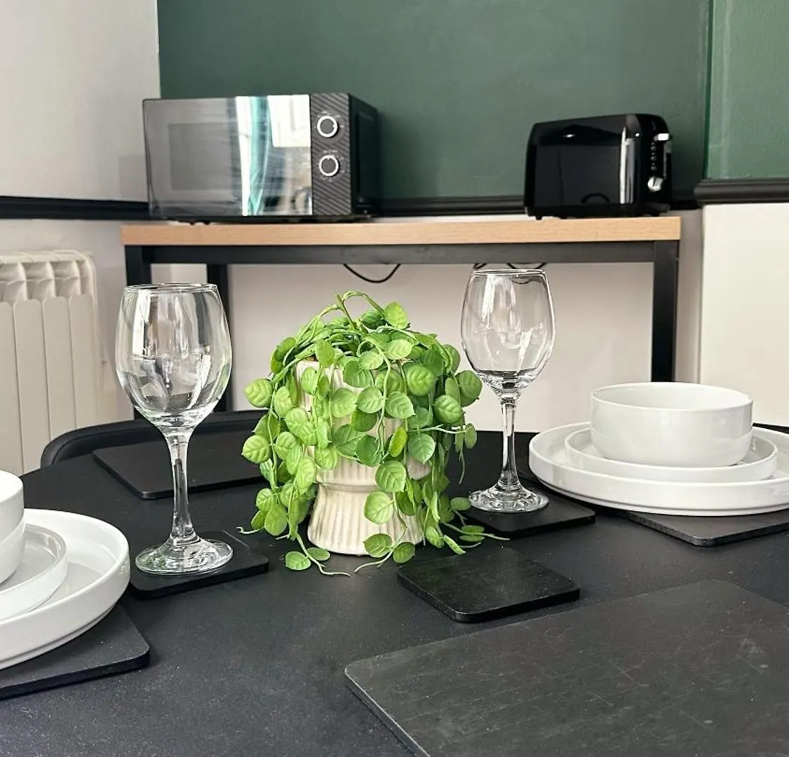 Studio Apartment - The Emerald Cheltenham