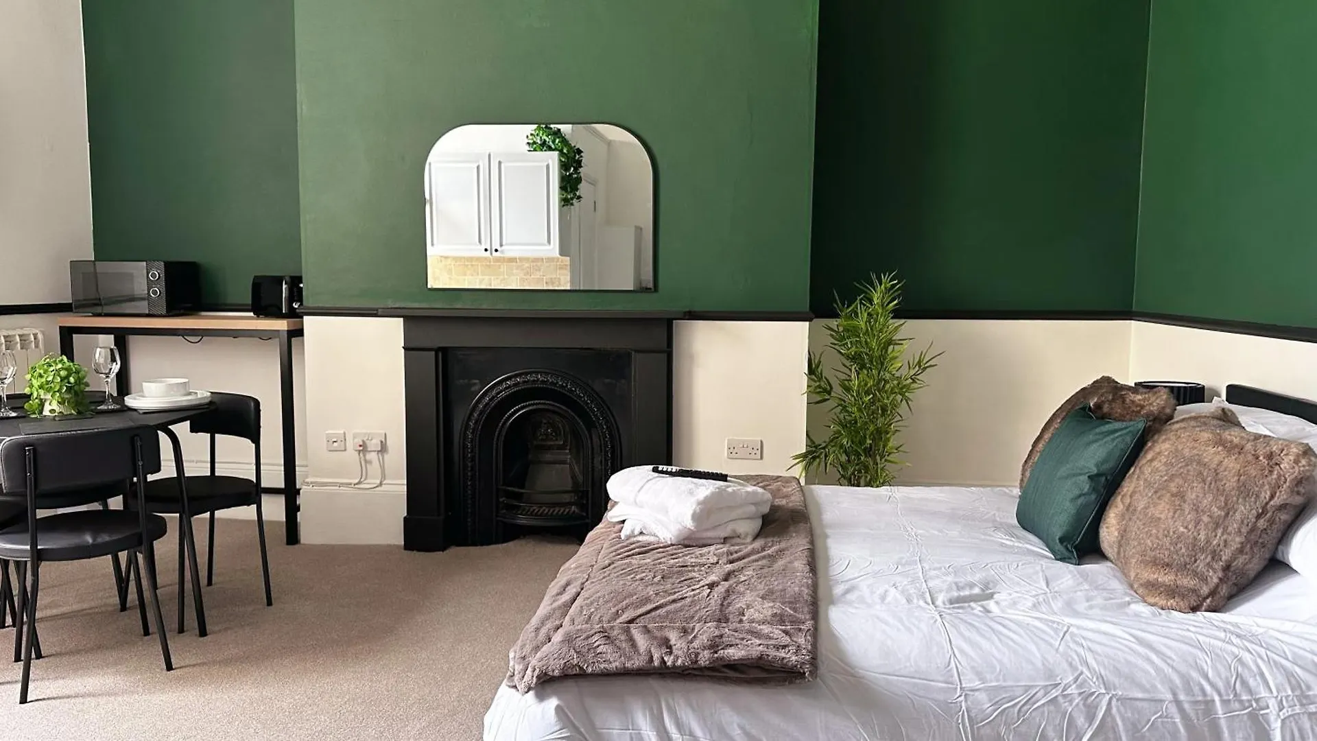 Studio Apartment - The Emerald Cheltenham