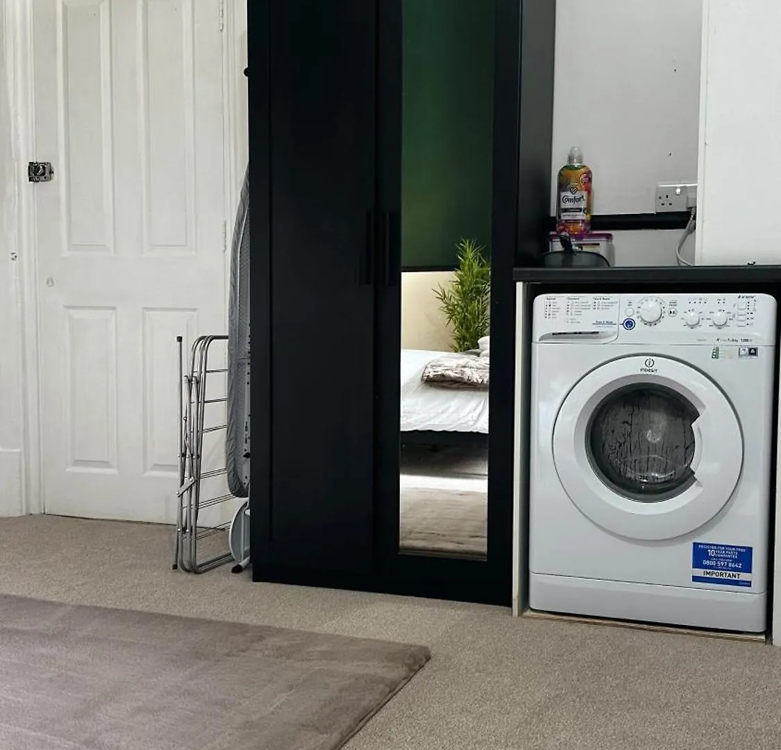 Studio Apartment - The Emerald Cheltenham