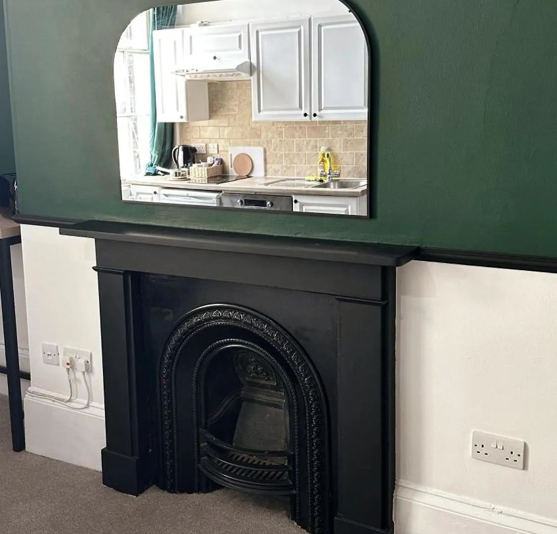 Studio Apartment - The Emerald Cheltenham