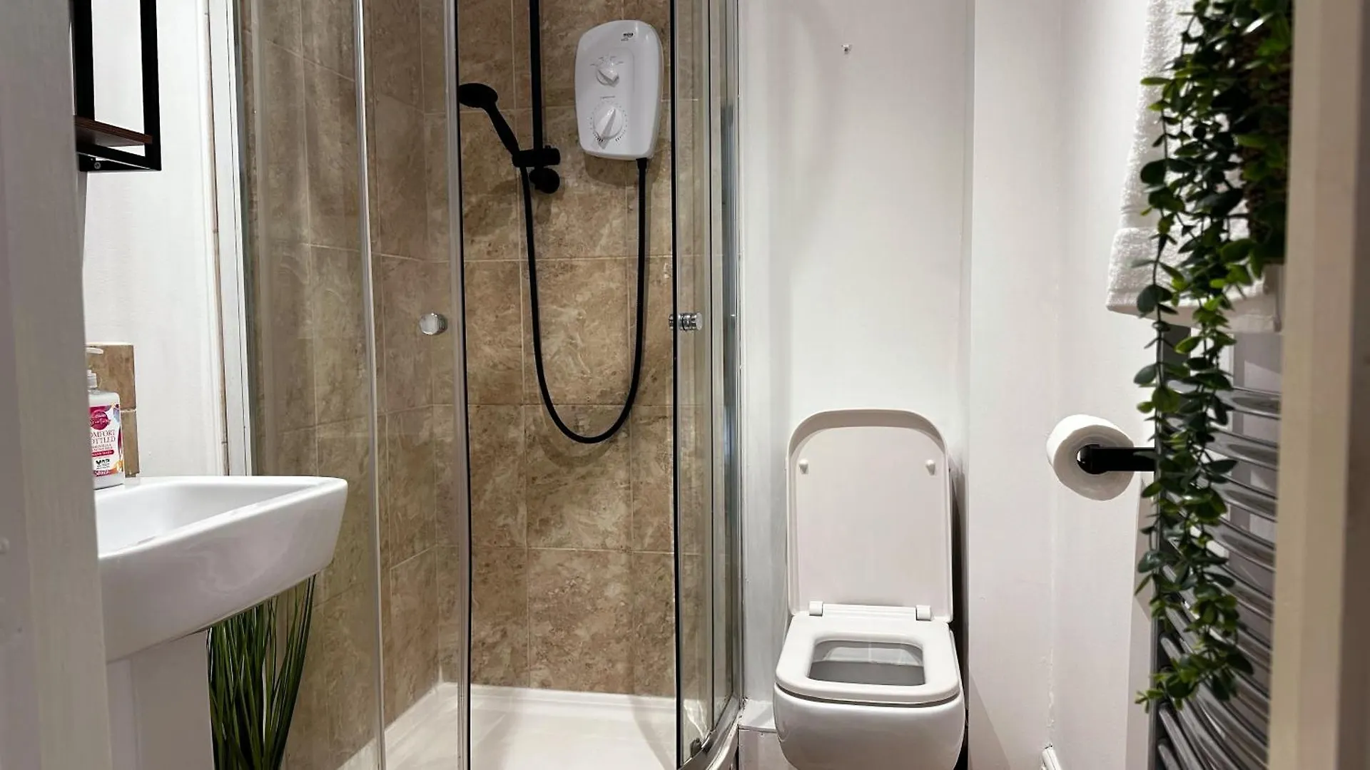 Studio Apartment - The Emerald Cheltenham