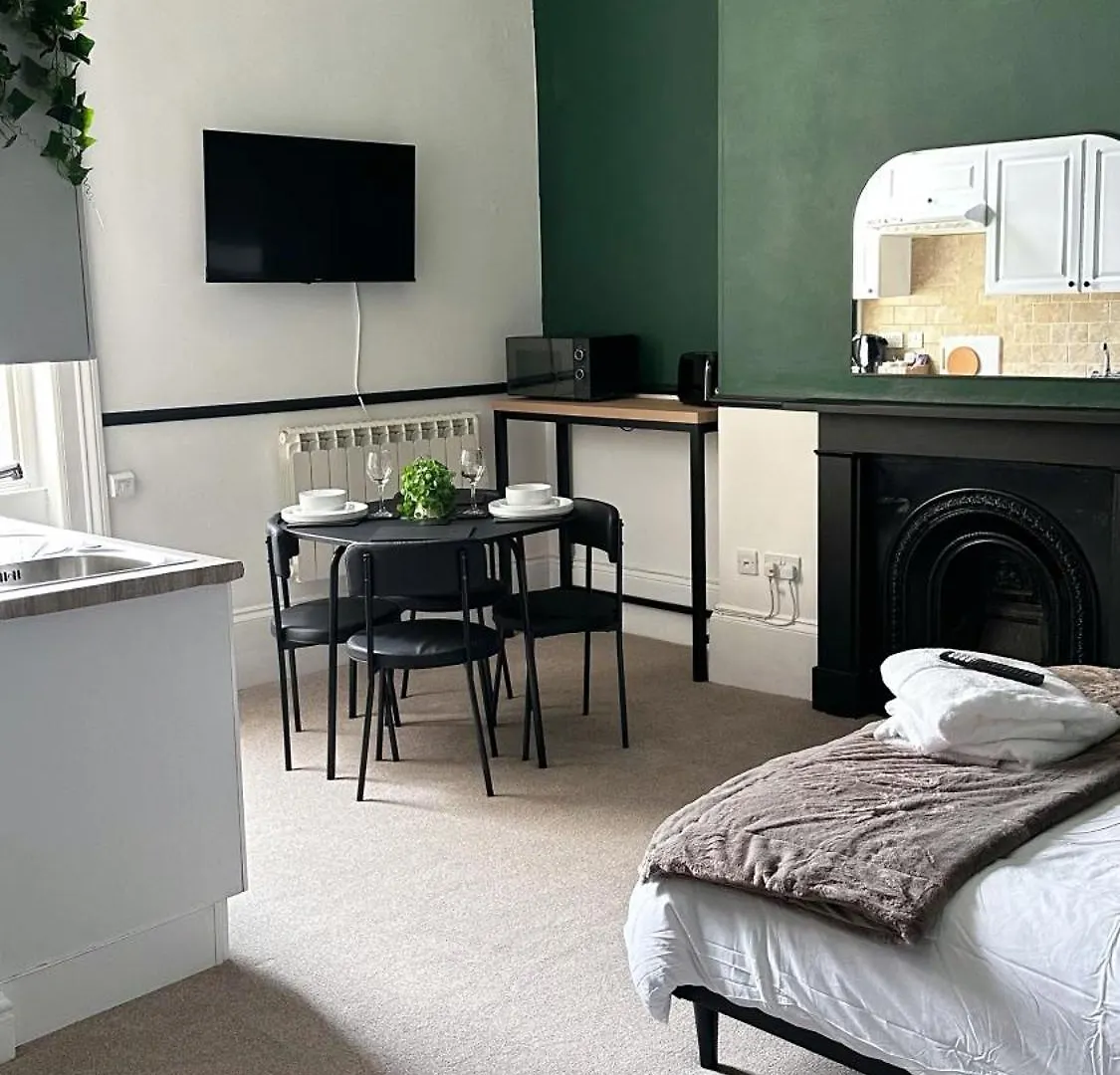 Studio Apartment - The Emerald Cheltenham