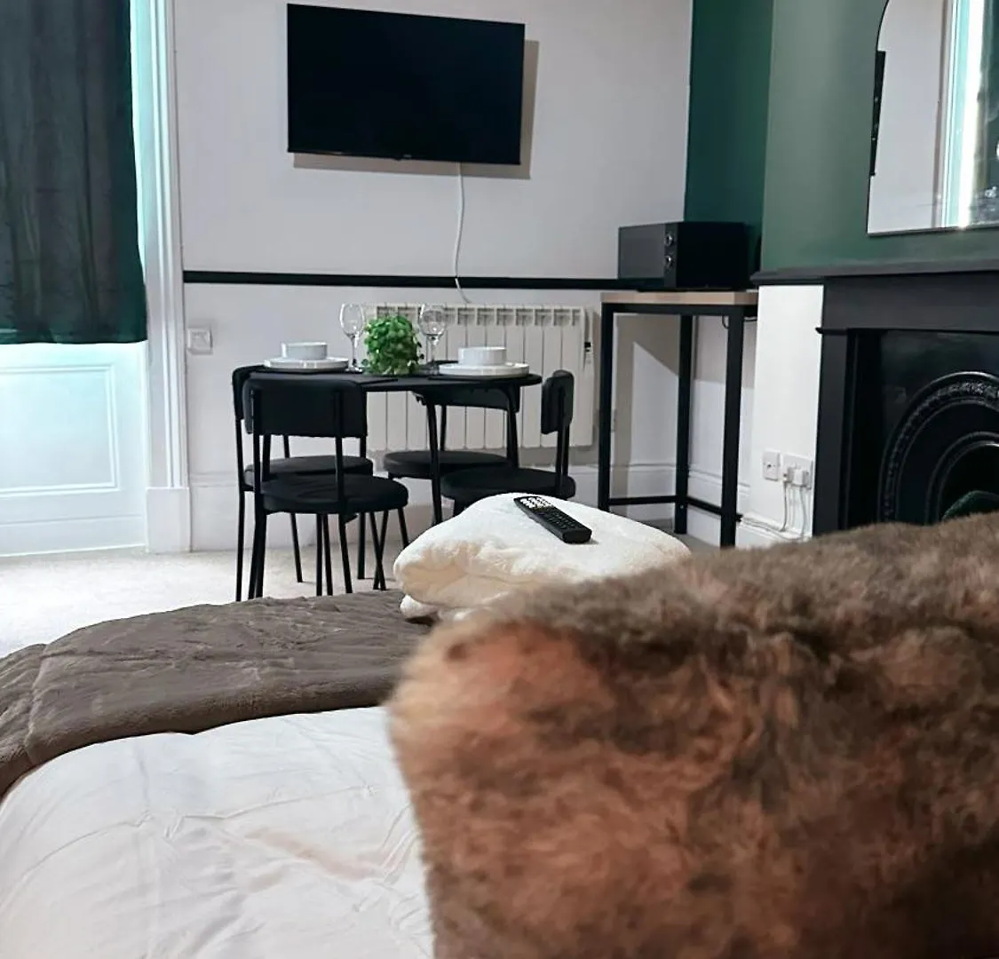 Studio Apartment - The Emerald Cheltenham