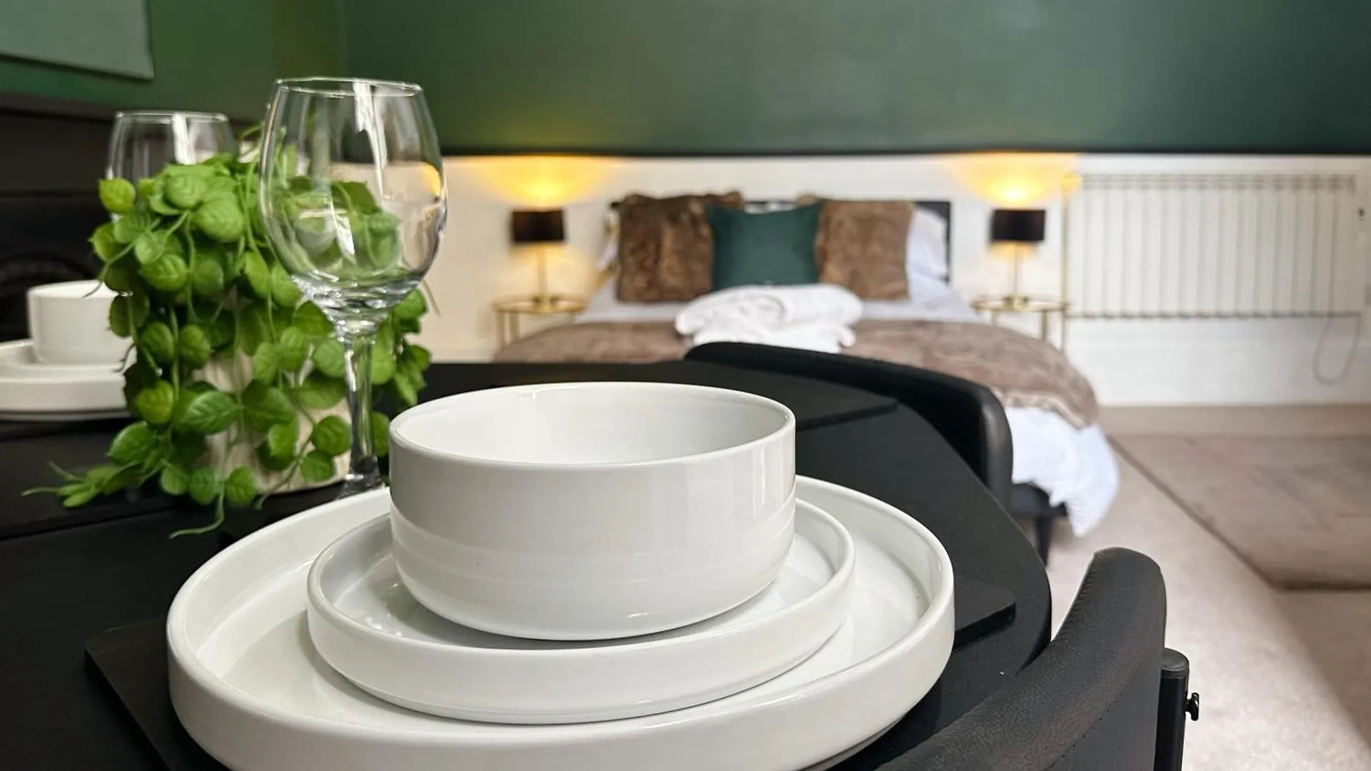 Studio Apartment - The Emerald Cheltenham